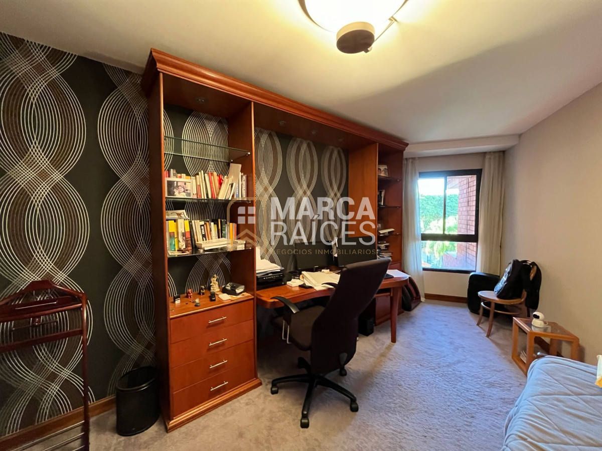 Apartamento ID.853 - Venta Apartamento Frente a Rambla Kibon 3 Dormitorios + Servicio Garage Doble Vista a la Rambla Pocitos Montevideo
