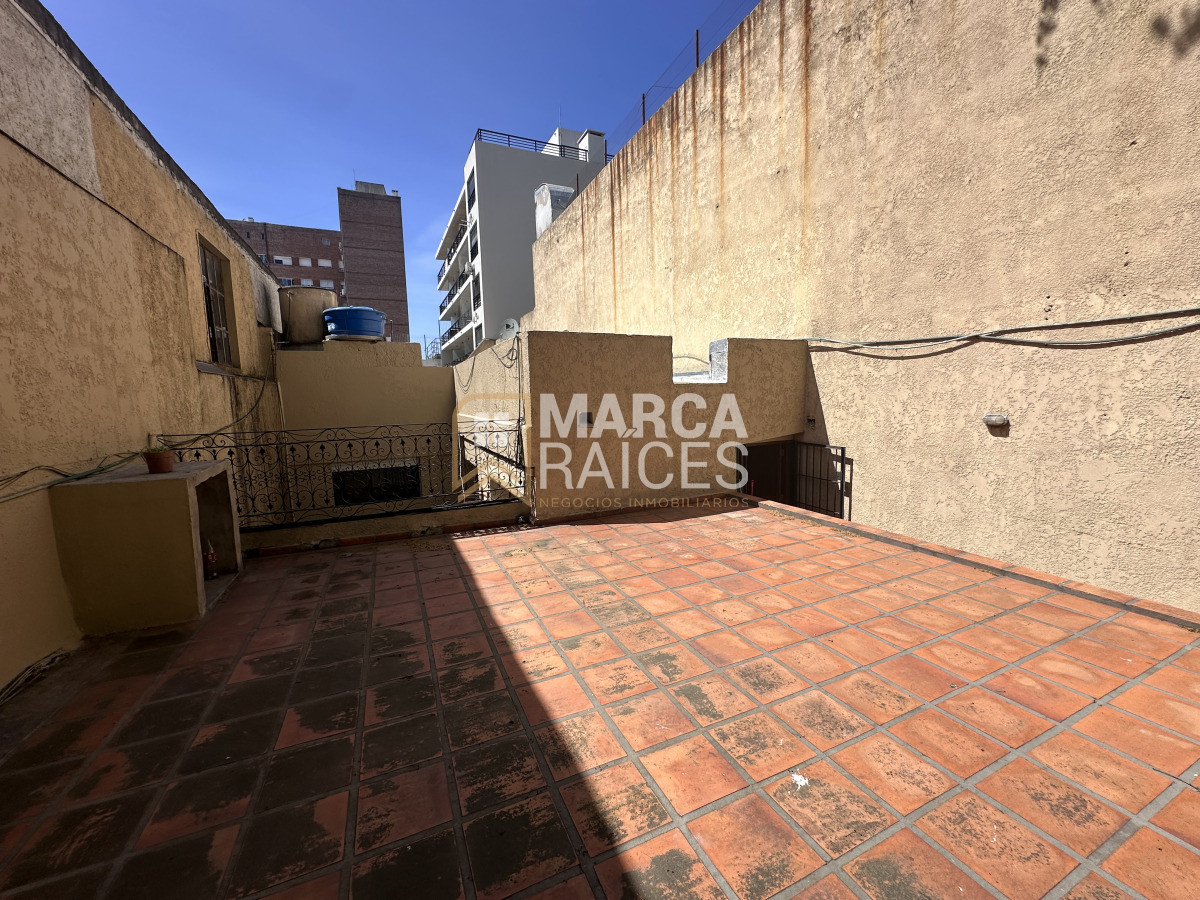 Apartamento ID.1657 - Alquiler Apartamento tipo casa 2 dormitorios con tarreza grande Barrio Sur Montevideo