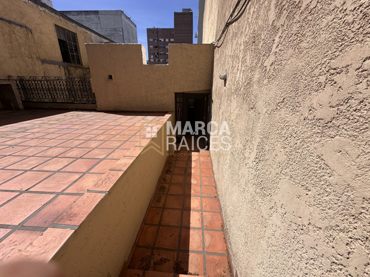 Apartamento ID.1657 - Alquiler Apartamento tipo casa 2 dormitorios con tarreza grande Barrio Sur Montevideo