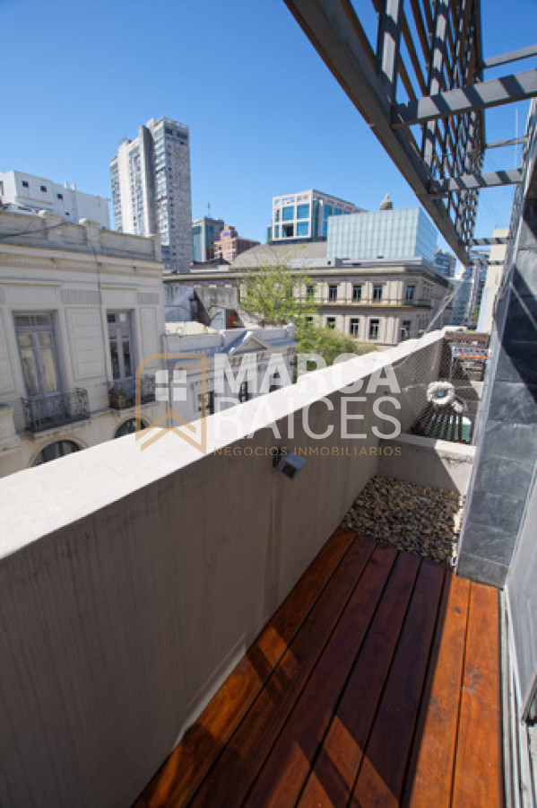 Apartamento ID.1699 - Alquiler Dúplex 1 Dormitorio + Escritorio con Terraza y Garaje - Muy Luminoso Ciudad Vieja Montevideo