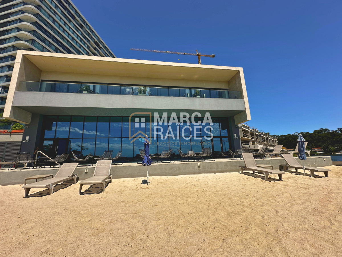Apartamento ID.1148 - Venta Apartamento de Categoría en Carrasco Este 3 Dormitorios 3 Baños Vista al Lago a Estrenar