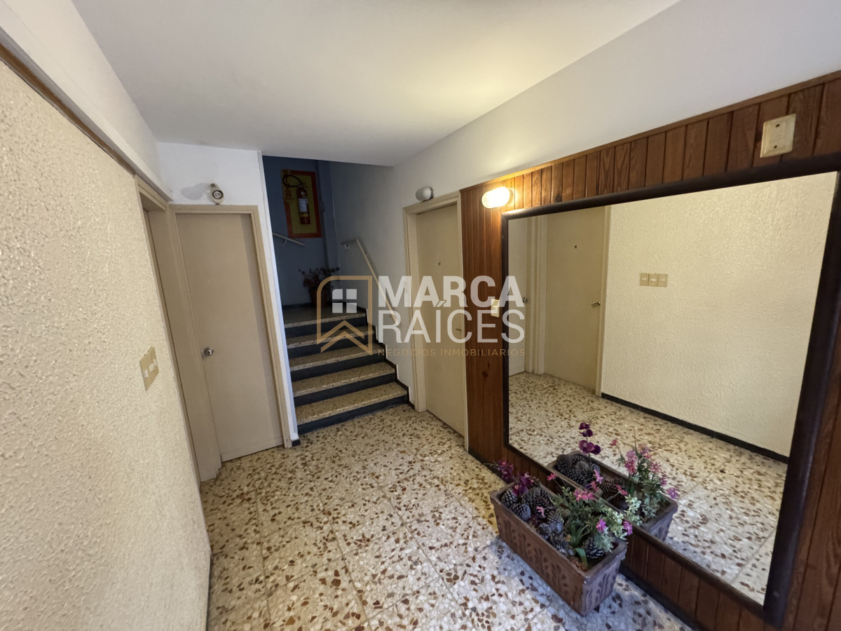 Apartamento ID.1042 - Venta Apartamento 2 Dormitorios Con Renta Al Frente Primer Piso Pocitos Montevideo