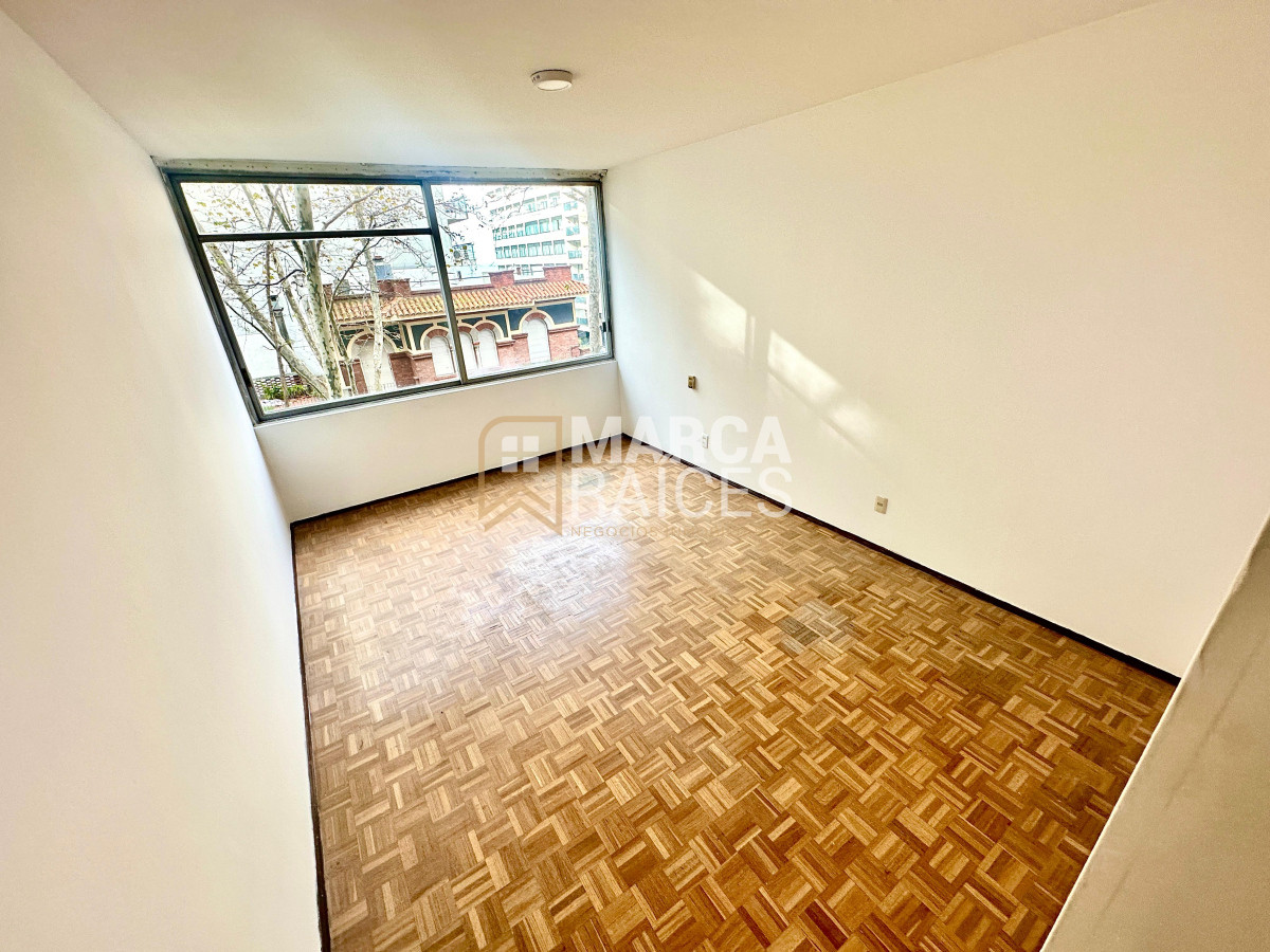 Apartamento ID.1548 - Venta Apartamento con RENTA 3 Dormitorios 2 Baños Pocitos Montevideo