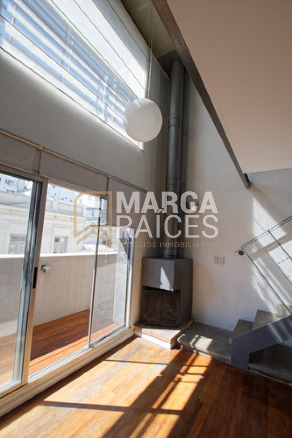 Apartamento ID.1699 - Alquiler Dúplex 1 Dormitorio + Escritorio con Terraza y Garaje - Muy Luminoso Ciudad Vieja Montevideo