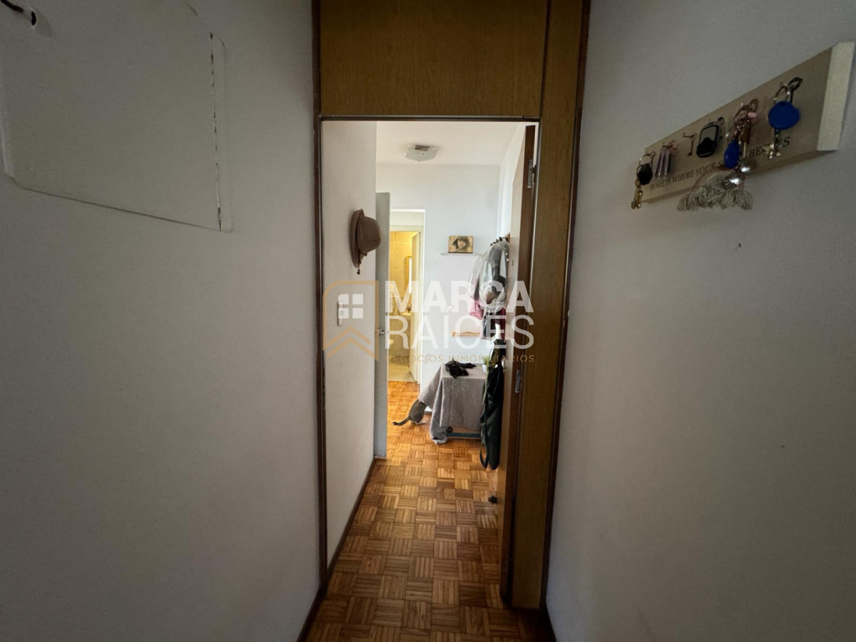 Apartamento ID.2043 - Alquiler Apartamento 4 Dormitorios, 2 Baños con Garage. Ciudad Vieja, Montevideo