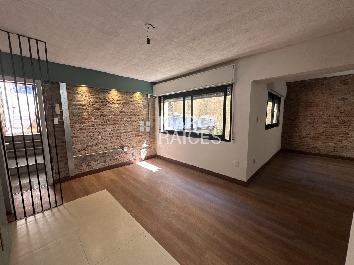 Apartamento ID.1657 - Alquiler Apartamento tipo casa 2 dormitorios con tarreza grande Barrio Sur Montevideo