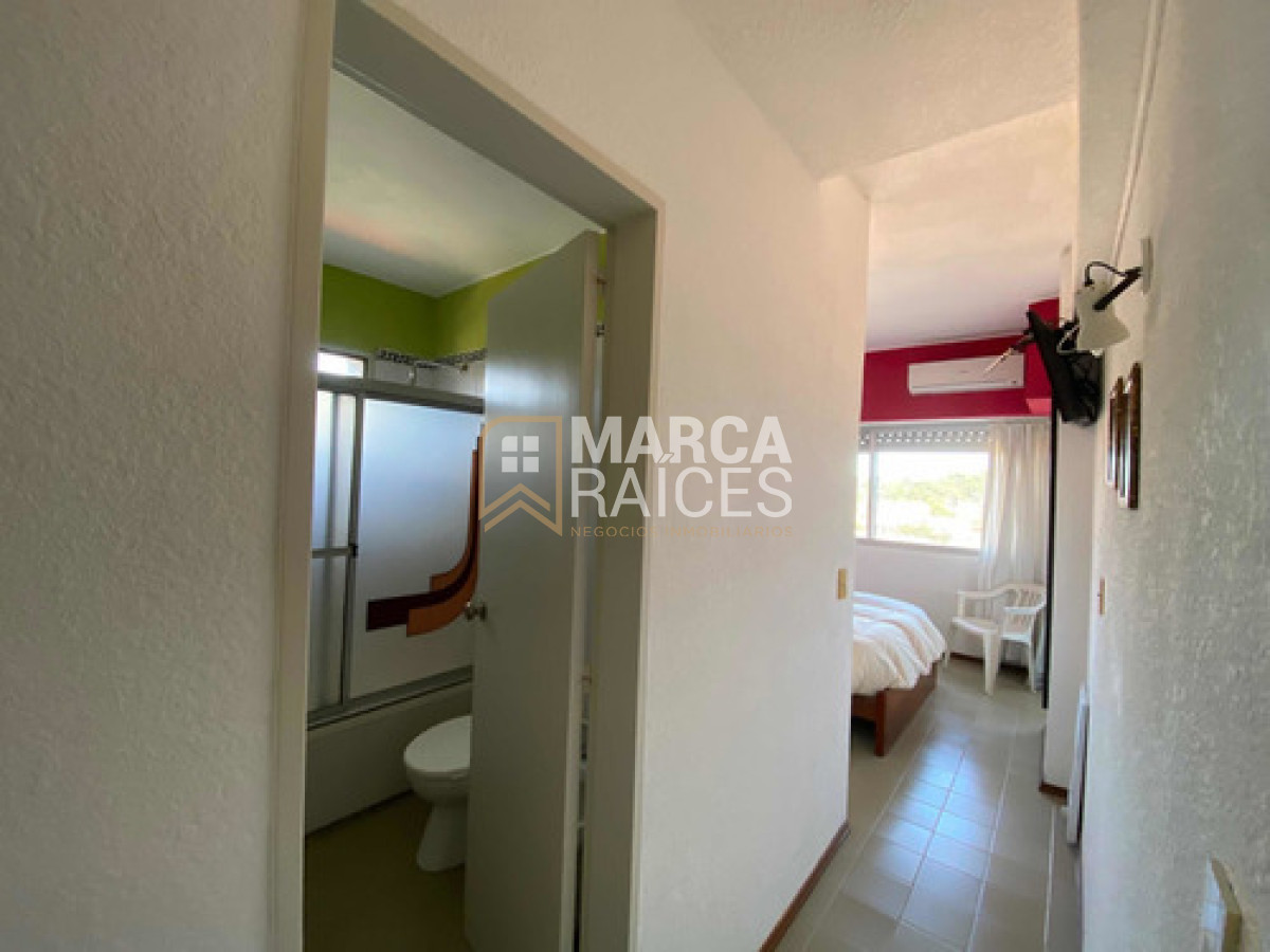 Apartamento ID.1506 - Venta apartamento 2 dormitorios y 2 baños con garaje en Av Roosevelt, Punta del Este. 
