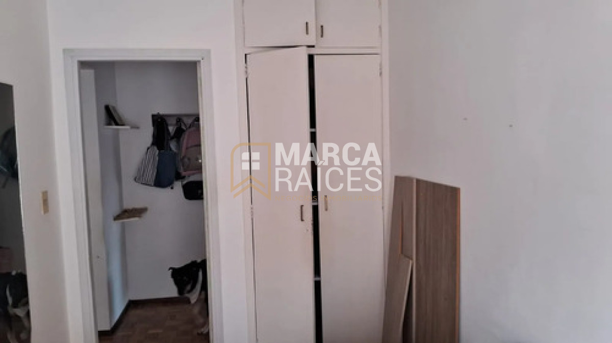 Apartamento ID.2043 - Alquiler Apartamento 4 Dormitorios, 2 Baños con Garage. Ciudad Vieja, Montevideo