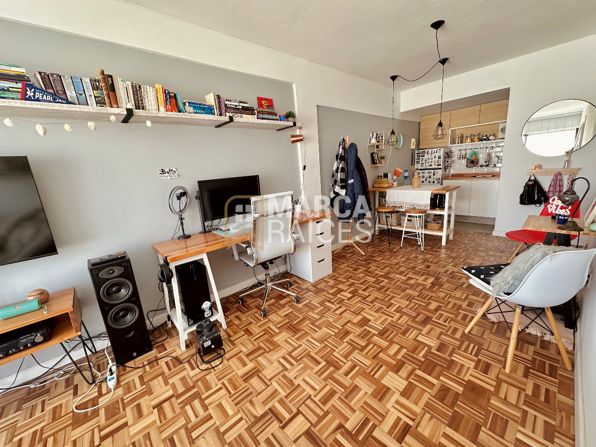 Apartamento ID.1300 - Alquiler Apartamento 1 Dormitorio Al Frente Semi Amoblado Centro Montevideo (Enero 2026)