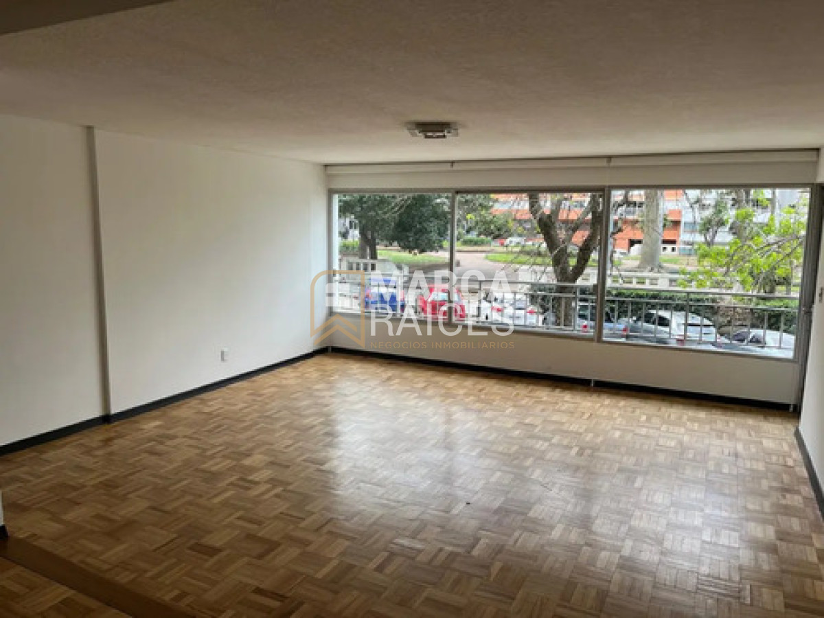 Apartamento ID.2032 - Alquiler Apartamento Con Patio Ideal Para Familias En Pocitos Con Vista A La Rambla! Con 2 Garages