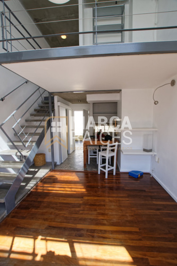 Apartamento ID.1699 - Alquiler Dúplex 1 Dormitorio + Escritorio con Terraza y Garaje - Muy Luminoso Ciudad Vieja Montevideo