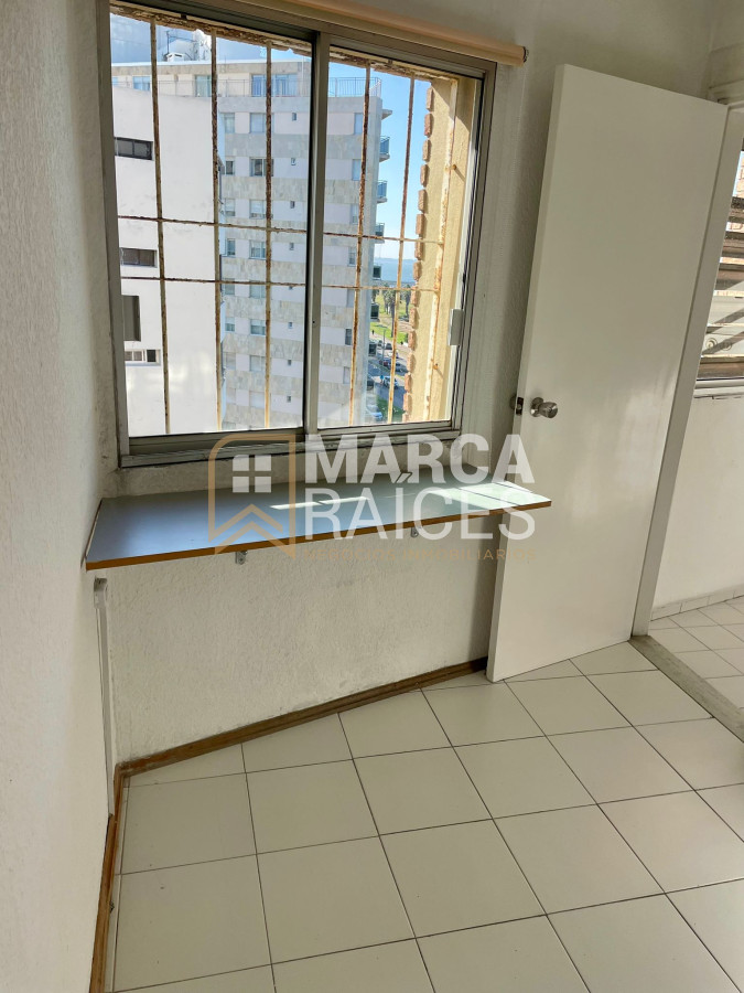 Apartamento ID.1523 - Alquiler apartamento de 4 dormitorios muy luminoso frente al mar en Rambla de Punta Carretas, Montevideo. 