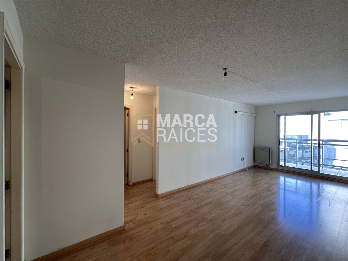Apartamento ID.701 - Venta Apartamento 2 Dormitorios Garage Box Balcon al Frente Tres Cruces Montevideo