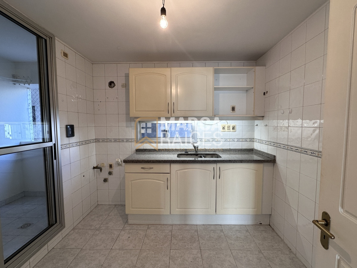Apartamento ID.701 - Venta Apartamento 2 Dormitorios Garage Box Balcon al Frente Tres Cruces Montevideo