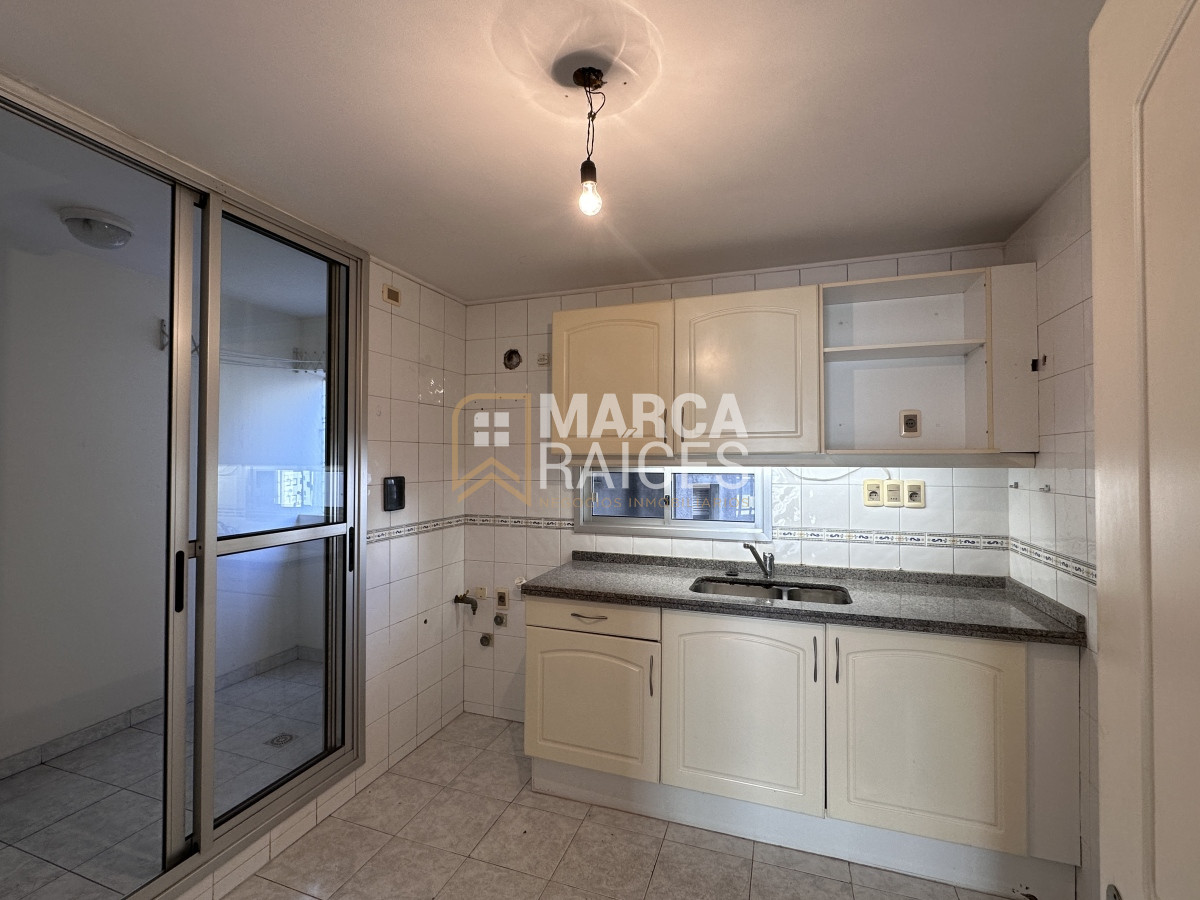 Apartamento ID.701 - Venta Apartamento 2 Dormitorios Garage Box Balcon al Frente Tres Cruces Montevideo