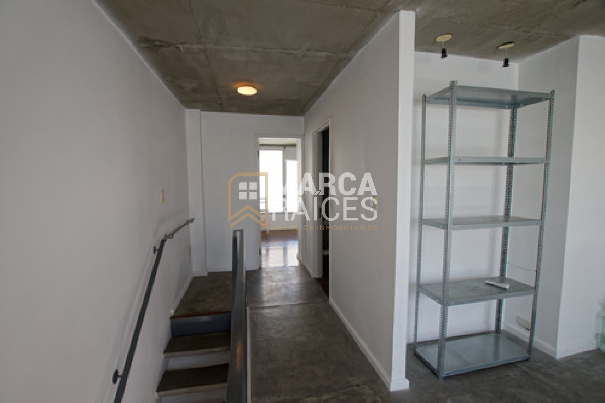 Apartamento ID.1699 - Alquiler Dúplex 1 Dormitorio + Escritorio con Terraza y Garaje - Muy Luminoso Ciudad Vieja Montevideo