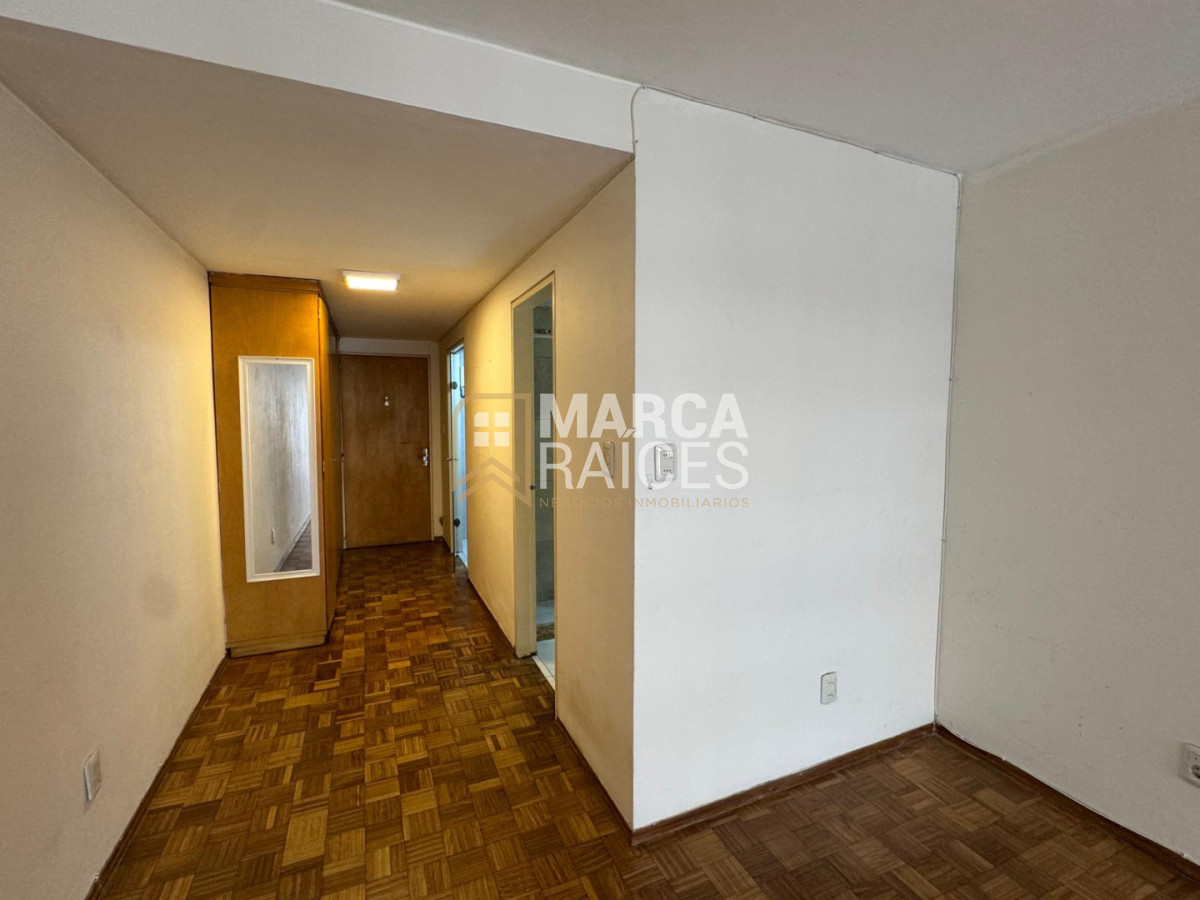 Apartamento ID.1865 - Alquiler Apartamento Monoambiente Con Balcon Piso Vista a la Rambla Pocitos Montevideo