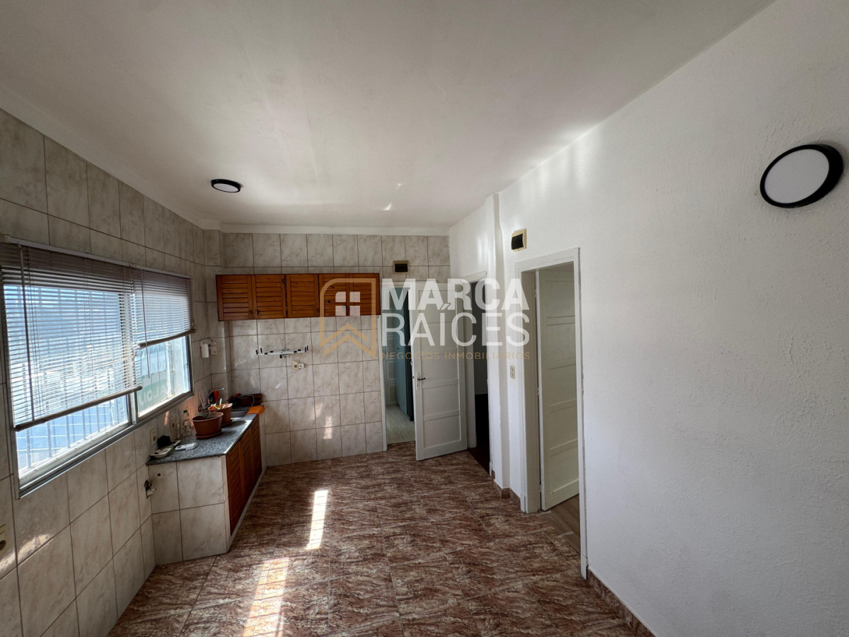 Apartamento ID.1807 - Alquiler Apartamento 2 Dormitorios, 1 Baño, Cocina Y Living. 2do Piso Por Escalera Pocitos Montevideo