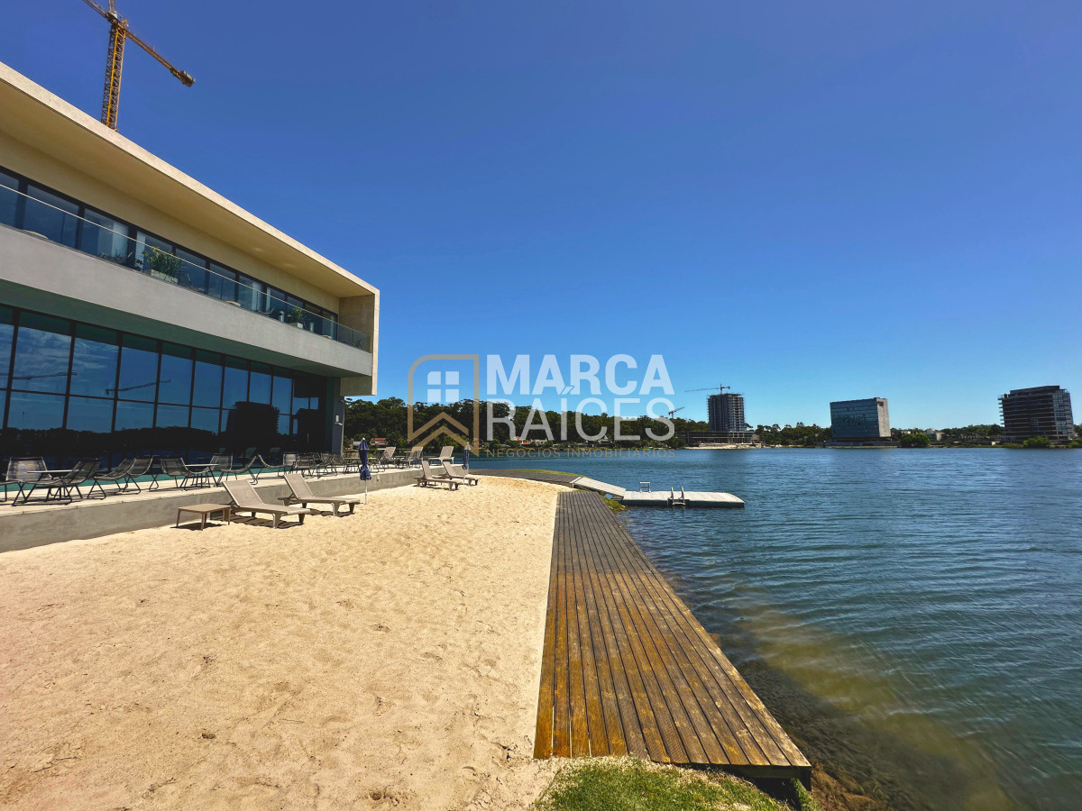 Apartamento ID.1148 - Venta Apartamento de Categoría en Carrasco Este 3 Dormitorios 3 Baños Vista al Lago a Estrenar