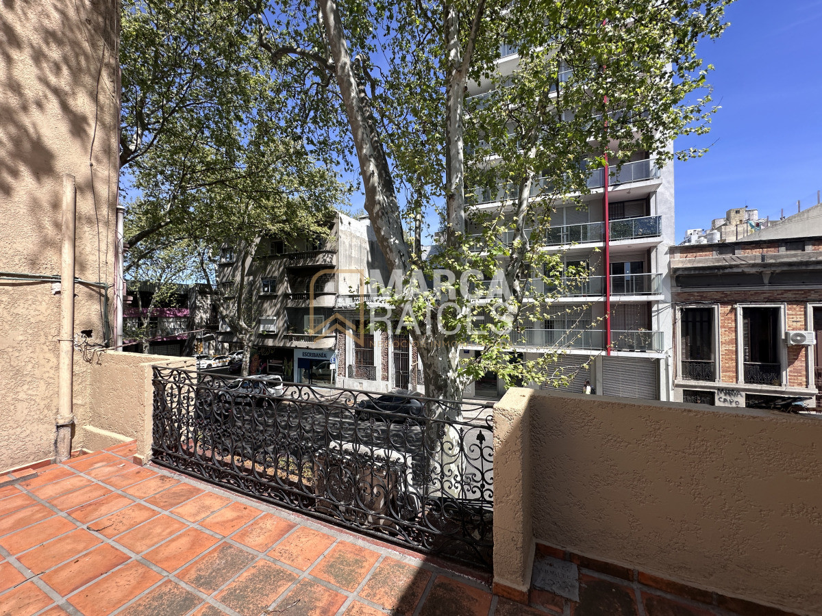 Apartamento ID.1657 - Alquiler Apartamento tipo casa 2 dormitorios con tarreza grande Barrio Sur Montevideo