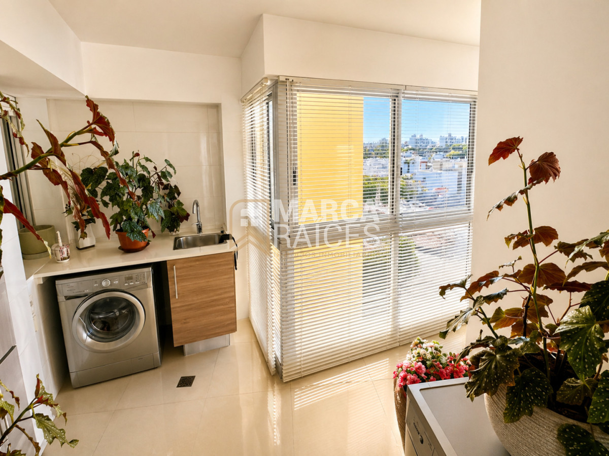 Apartamento ID.888 - Venta Espectacular Apartamento Sobre Rambla 3 Dormitorios y Servicio Garage Doble Punta Carretas Montevideo