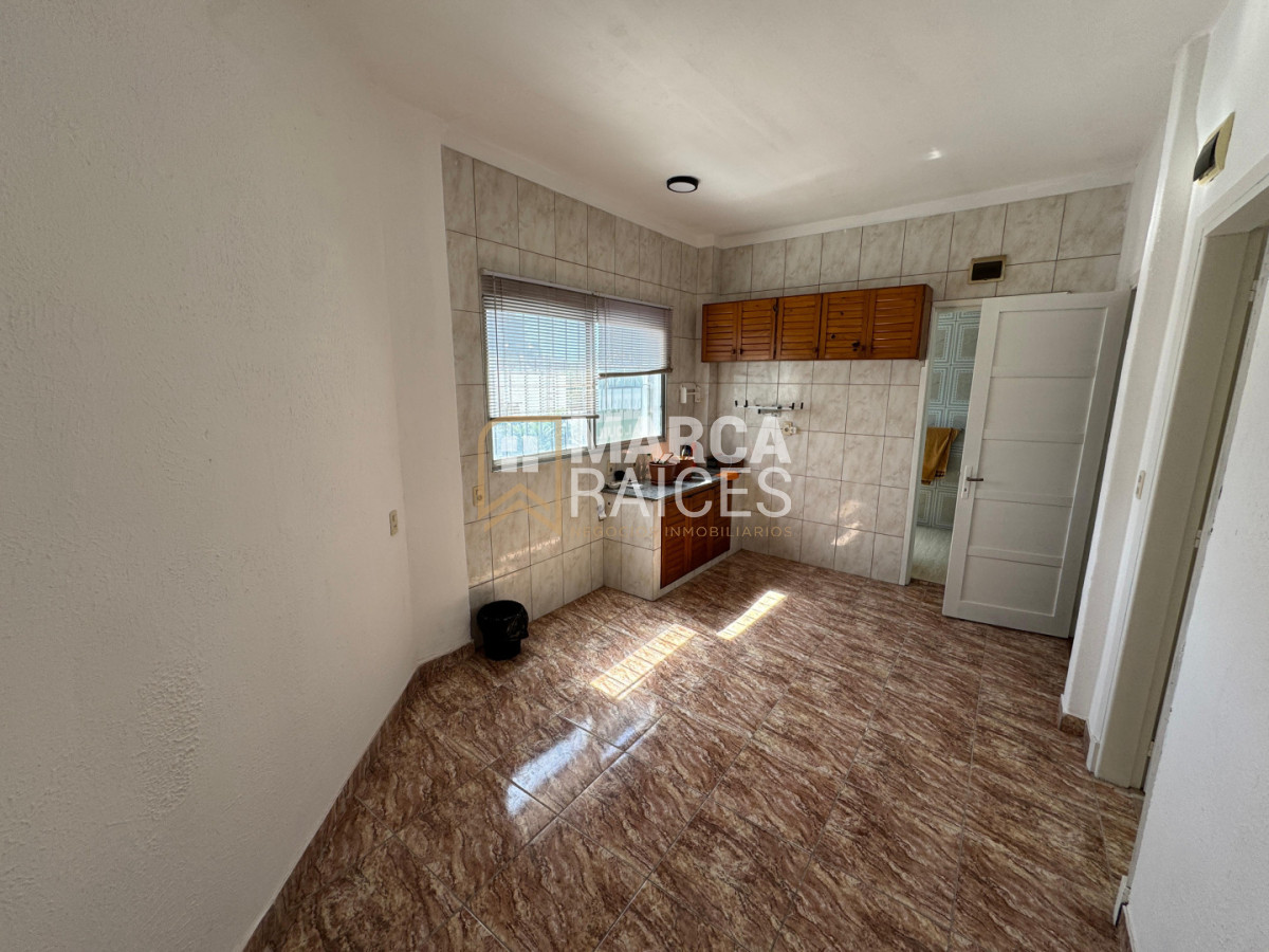 Apartamento ID.1807 - Alquiler Apartamento 2 Dormitorios, 1 Baño, Cocina Y Living. 2do Piso Por Escalera Pocitos Montevideo