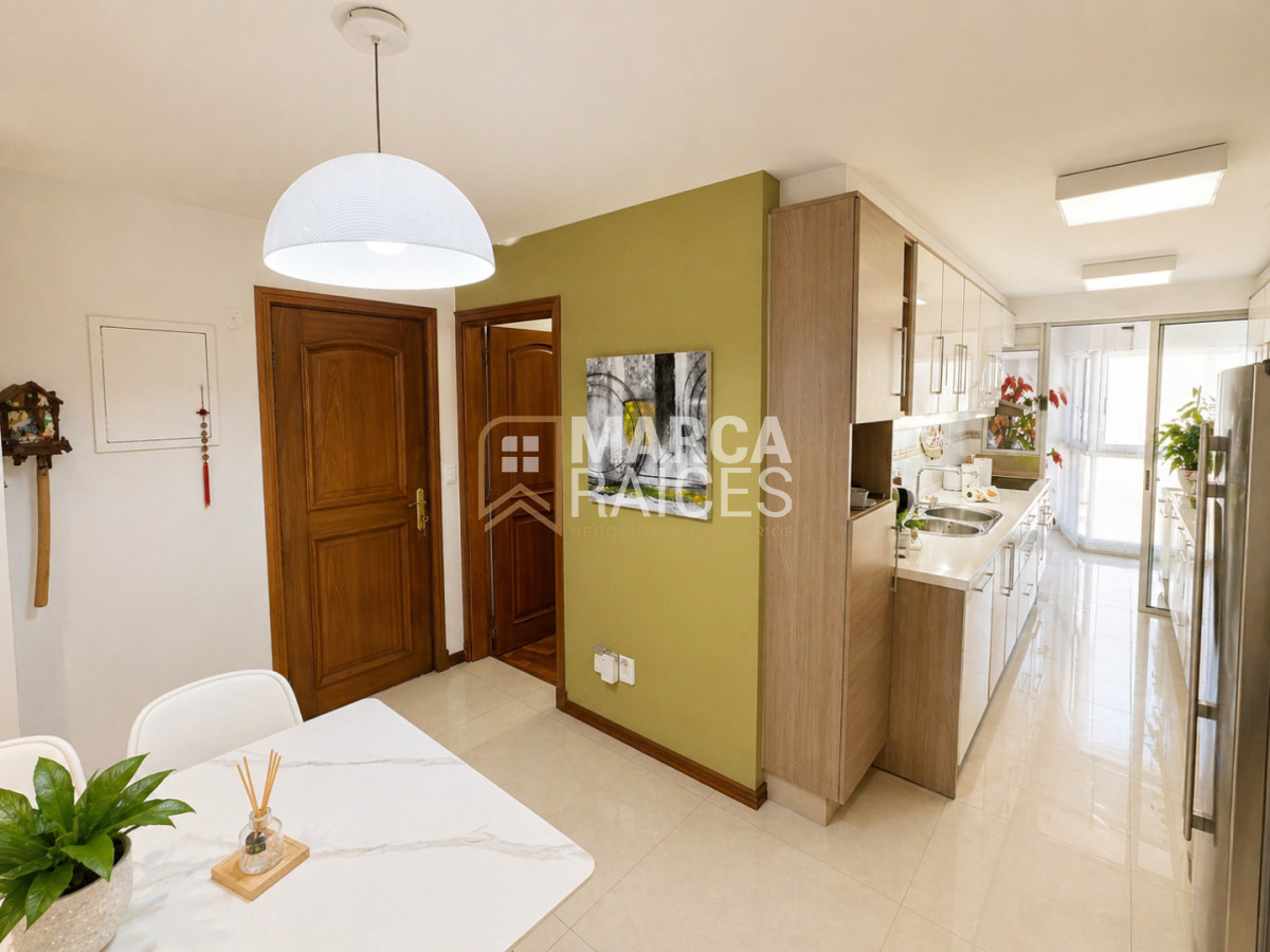 Apartamento ID.888 - Venta Espectacular Apartamento Sobre Rambla 3 Dormitorios y Servicio Garage Doble Punta Carretas Montevideo