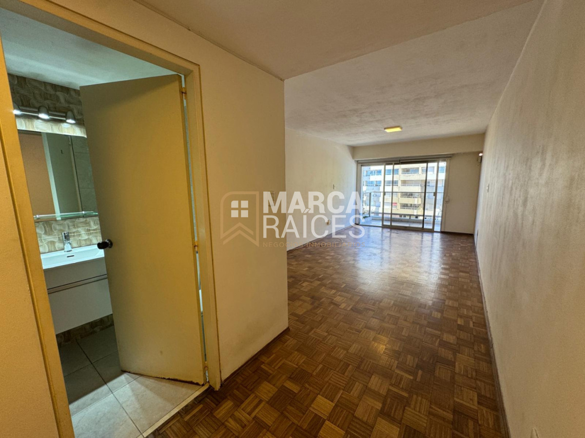 Apartamento ID.1865 - Alquiler Apartamento Monoambiente Con Balcon Piso Vista a la Rambla Pocitos Montevideo