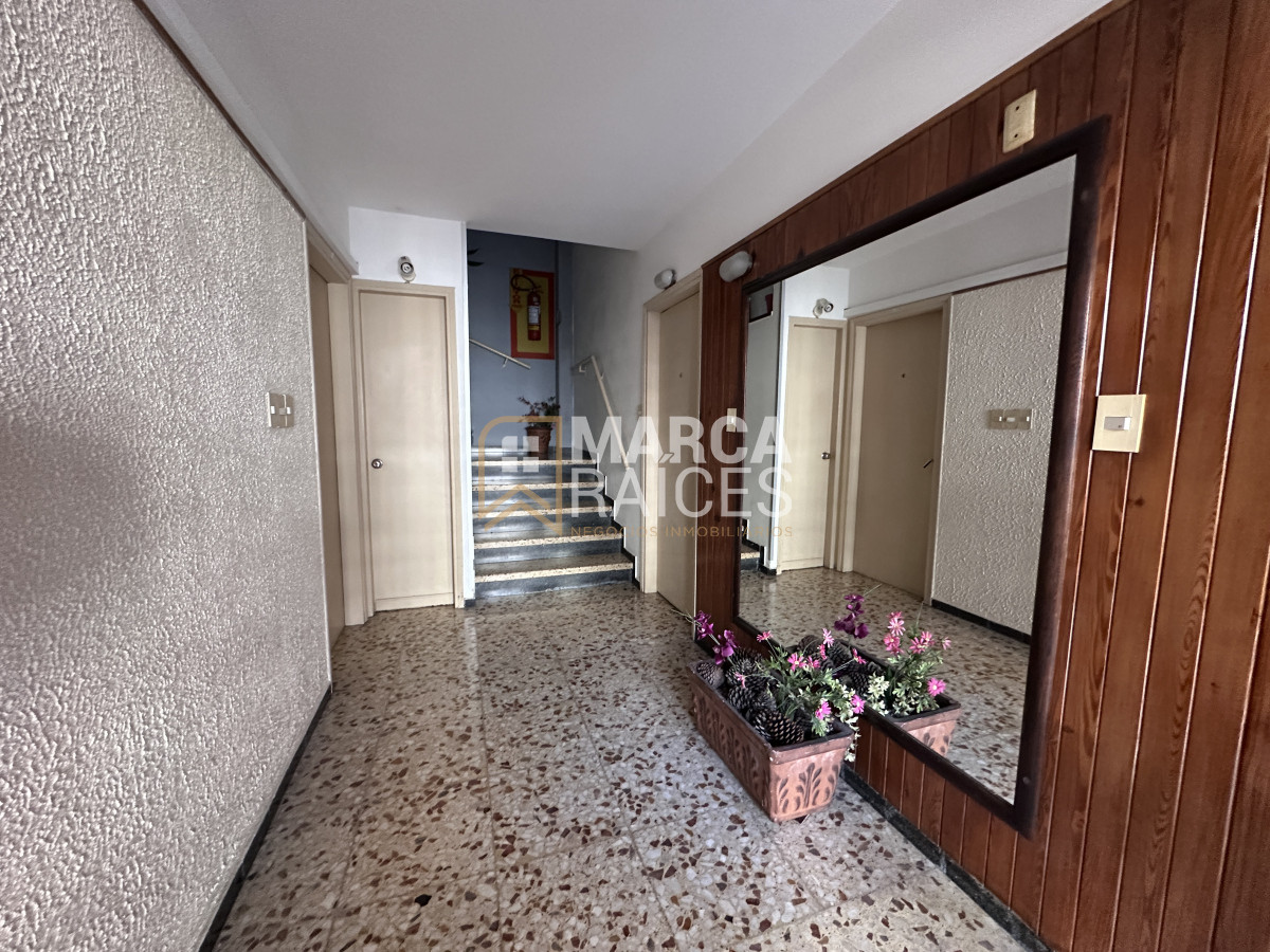 Apartamento ID.1042 - Venta Apartamento 2 Dormitorios Con Renta Al Frente Primer Piso Pocitos Montevideo