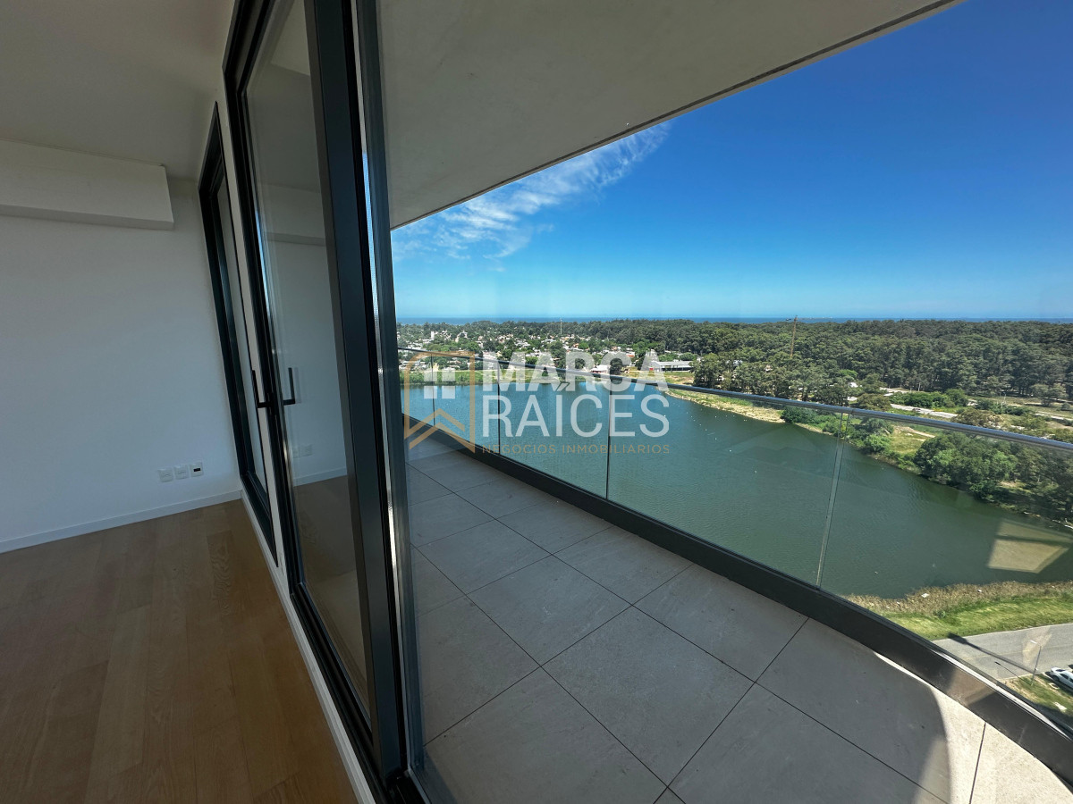 Apartamento ID.1147 - Venta Penthouse Duplex 4 Dormitorios Carrasco Hermosa Vista al Lago A Estrenar