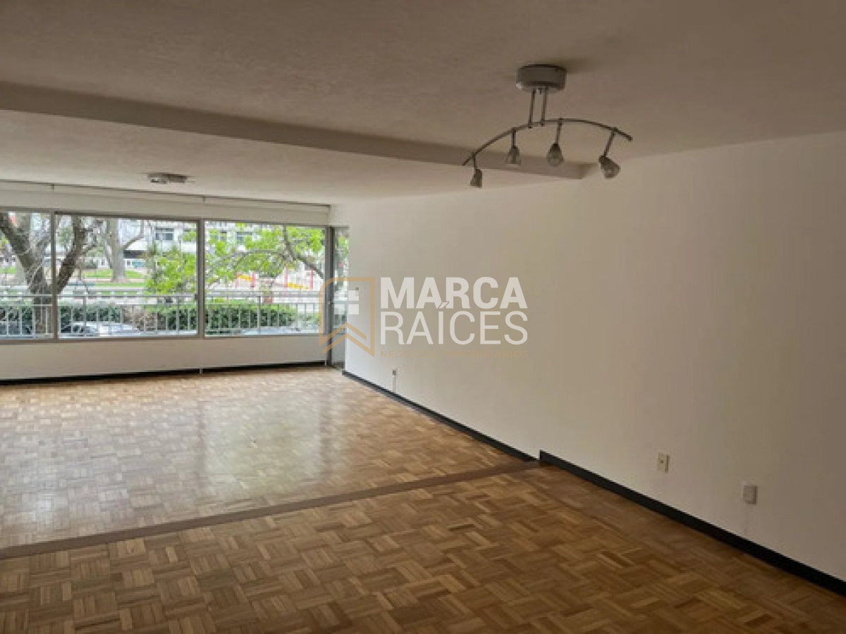 Apartamento ID.2032 - Alquiler Apartamento Con Patio Ideal Para Familias En Pocitos Con Vista A La Rambla! Con 2 Garages