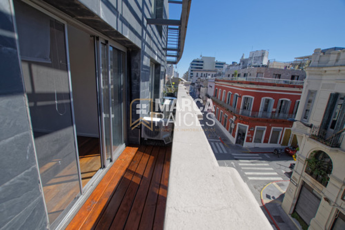 Apartamento ID.1699 - Alquiler Dúplex 1 Dormitorio + Escritorio con Terraza y Garaje - Muy Luminoso Ciudad Vieja Montevideo