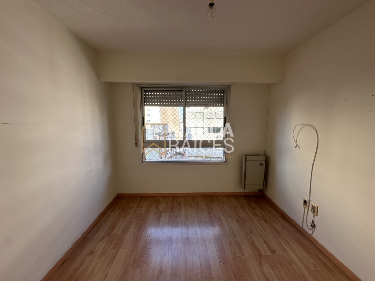 Apartamento ID.701 - Venta Apartamento 2 Dormitorios Garage Box Balcon al Frente Tres Cruces Montevideo