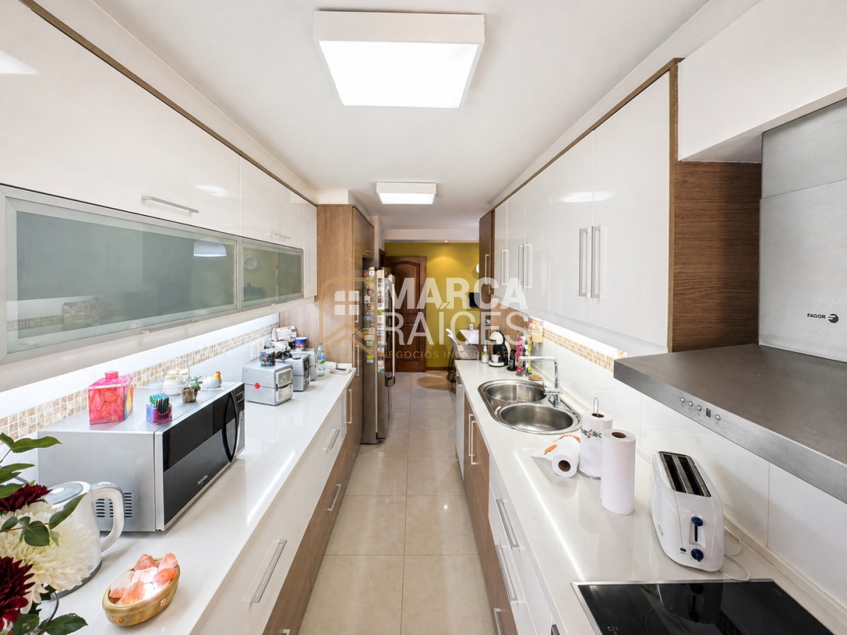 Apartamento ID.888 - Venta Espectacular Apartamento Sobre Rambla 3 Dormitorios y Servicio Garage Doble Punta Carretas Montevideo