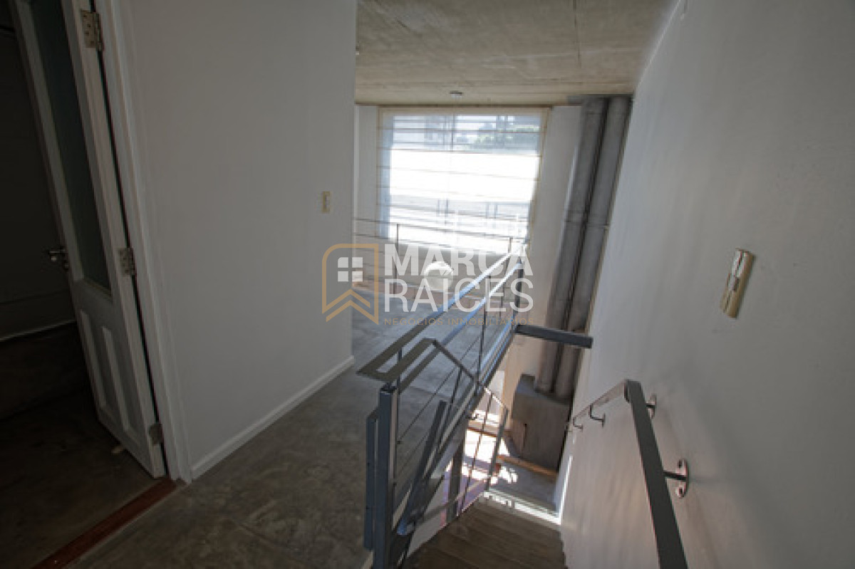 Apartamento ID.1699 - Alquiler Dúplex 1 Dormitorio + Escritorio con Terraza y Garaje - Muy Luminoso Ciudad Vieja Montevideo