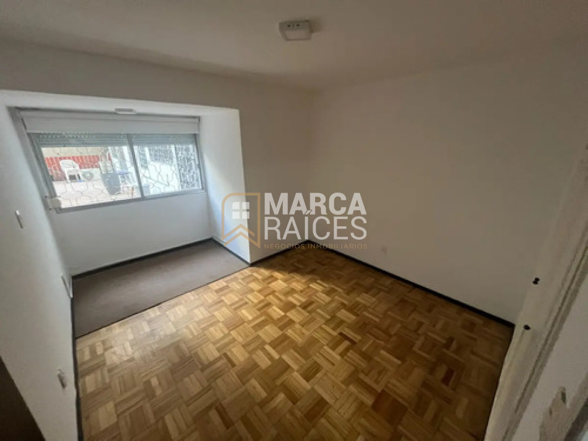 Apartamento ID.2032 - Alquiler Apartamento Con Patio Ideal Para Familias En Pocitos Con Vista A La Rambla! Con 2 Garages