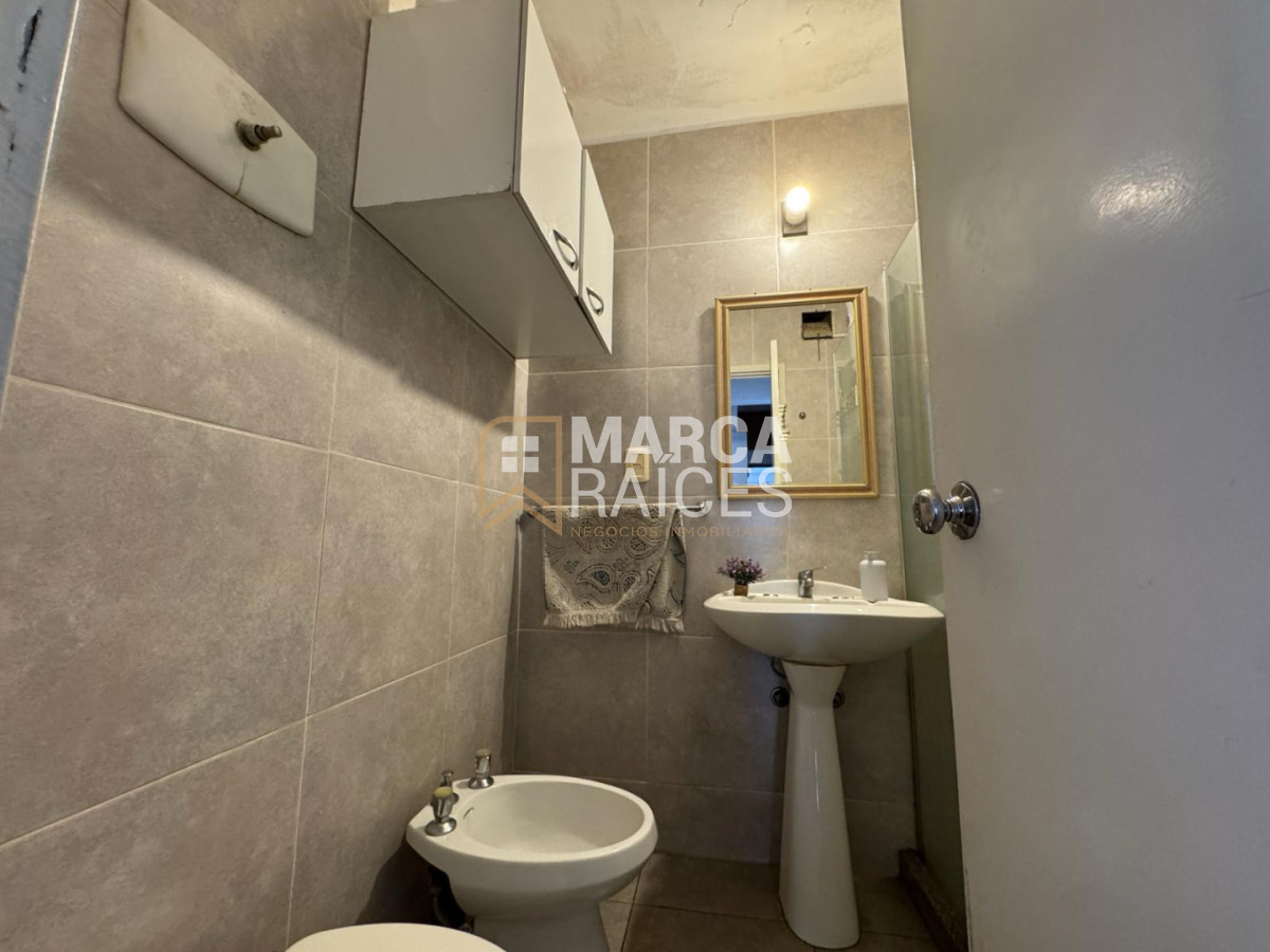 Apartamento ID.2043 - Alquiler Apartamento 4 Dormitorios, 2 Baños con Garage. Ciudad Vieja, Montevideo