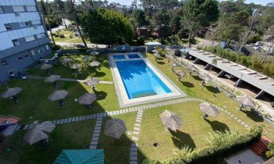 Venta apartamento 2 dormitorios y 2 baños con garaje en Av Roosevelt, Punta del Este.