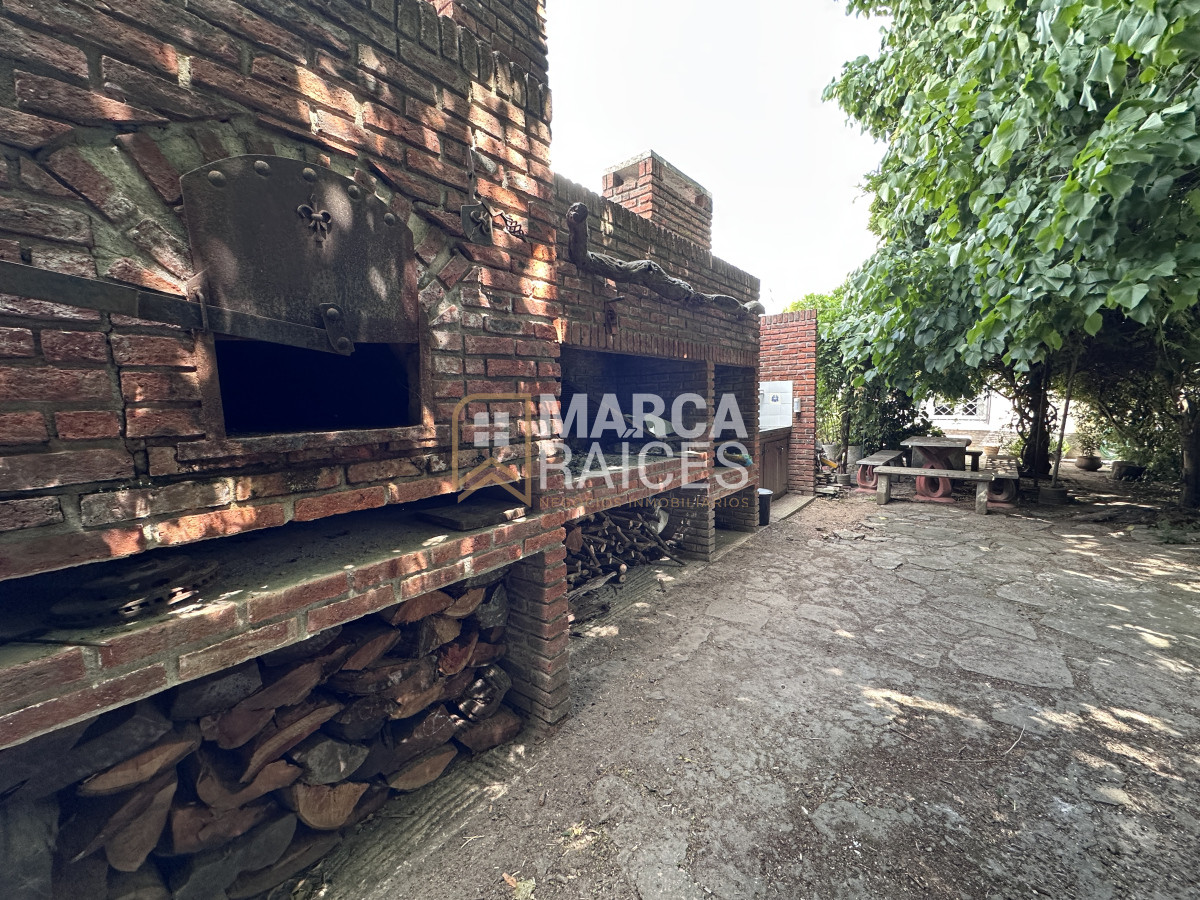 Casa ID.1076 - Casa En Venta 2 Plantas Unica Con Esta Construccion Equipada Terreno 950 m2 Mucha Seguridad Posibilidad de 2 Casas Piedras Blancas Montevideo