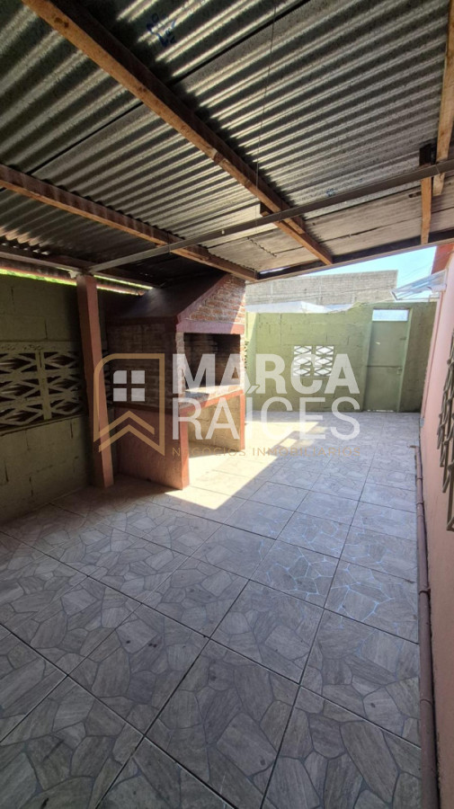 Casa ID.2088 - Alquiler Casa 2 Dormitorios Cocina Definida Living Amplio con Estufa a Leña Cochera Las Acacias Montevideo