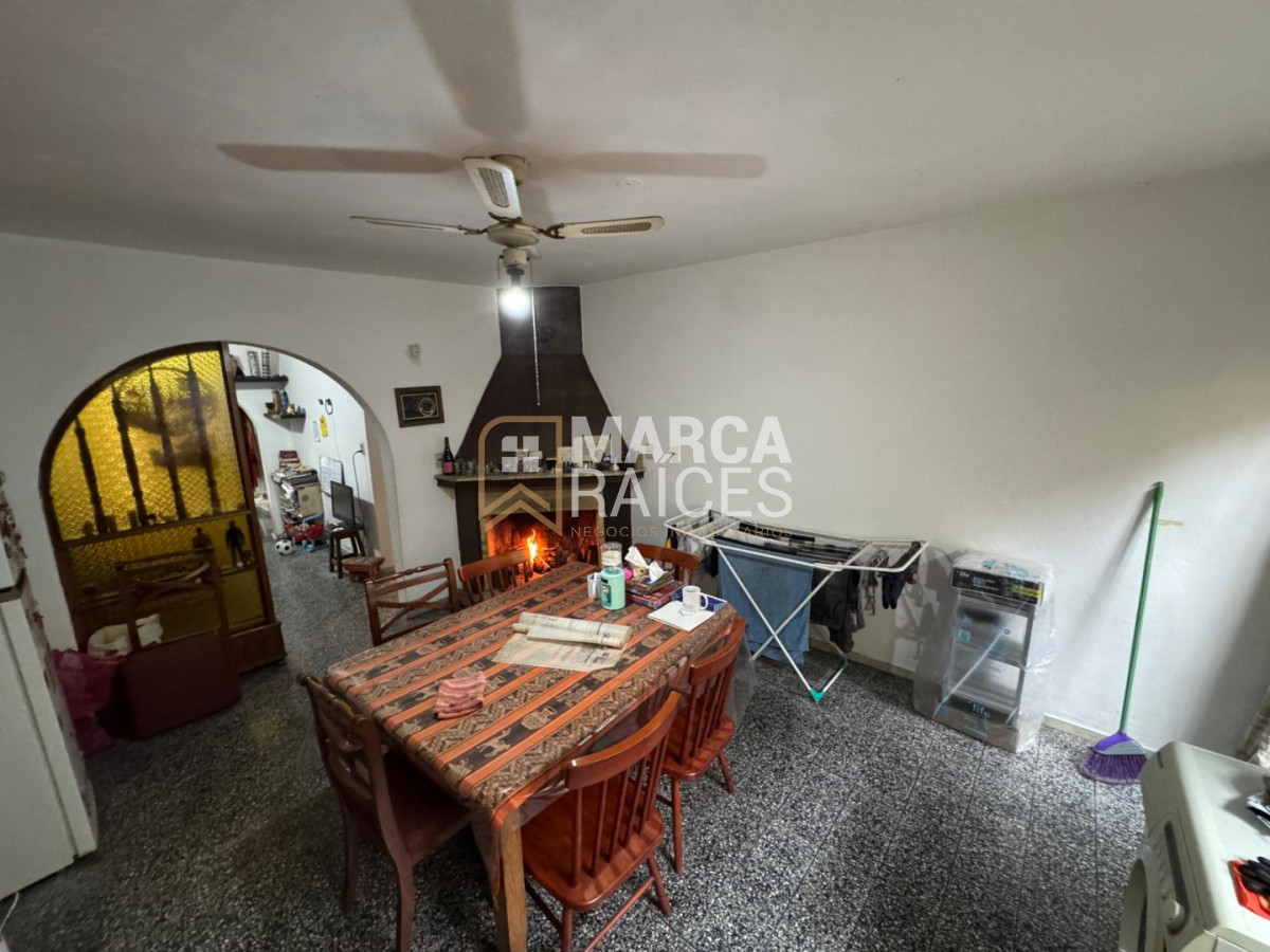Casa ID.2027 - Venta Casa 3 Dormitorios 2 Baños Garage Patio Parrillero La Comercial Montevideo