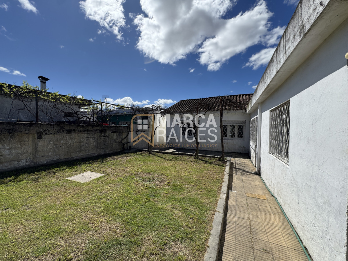 Casa ID.2763 - Venta Casa 4 Dormitorios Las Acacias, a una cuadra y media de Av. General Flores Montevideo