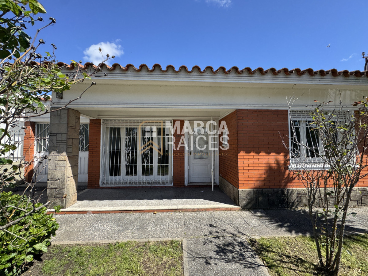 Casa ID.2763 - Venta Casa 4 Dormitorios Las Acacias, a una cuadra y media de Av. General Flores Montevideo
