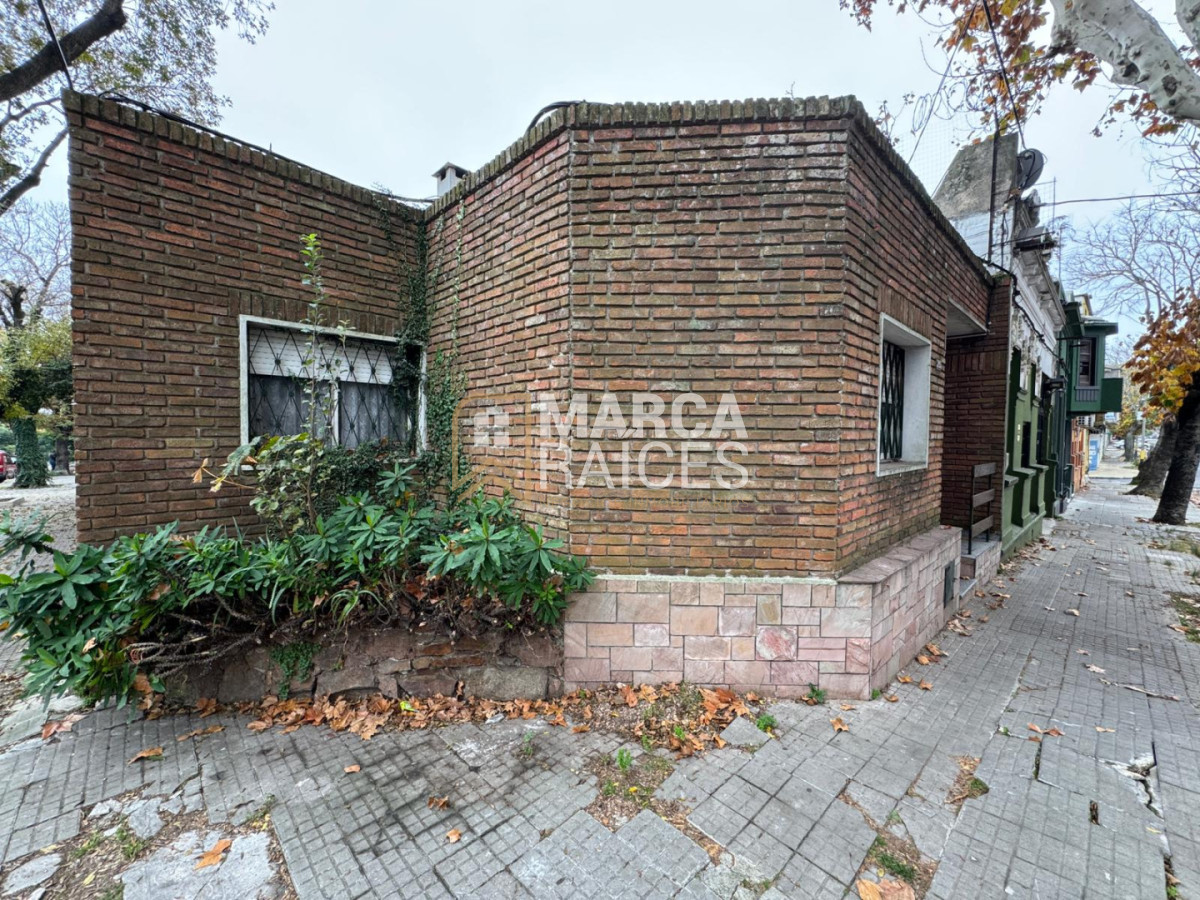 Casa ID.2027 - Venta Casa 3 Dormitorios 2 Baños Garage Patio Parrillero La Comercial Montevideo