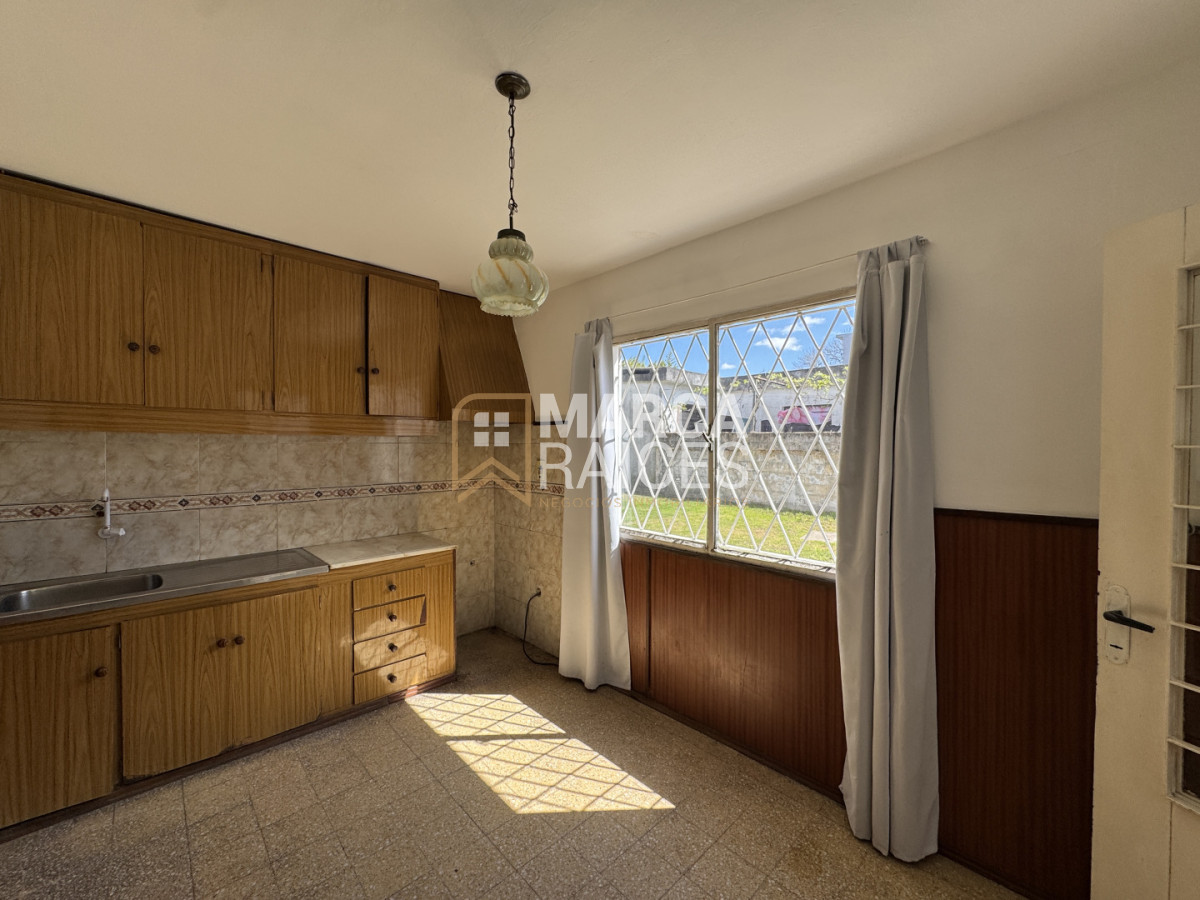 Casa ID.2763 - Venta Casa 4 Dormitorios Las Acacias, a una cuadra y media de Av. General Flores Montevideo
