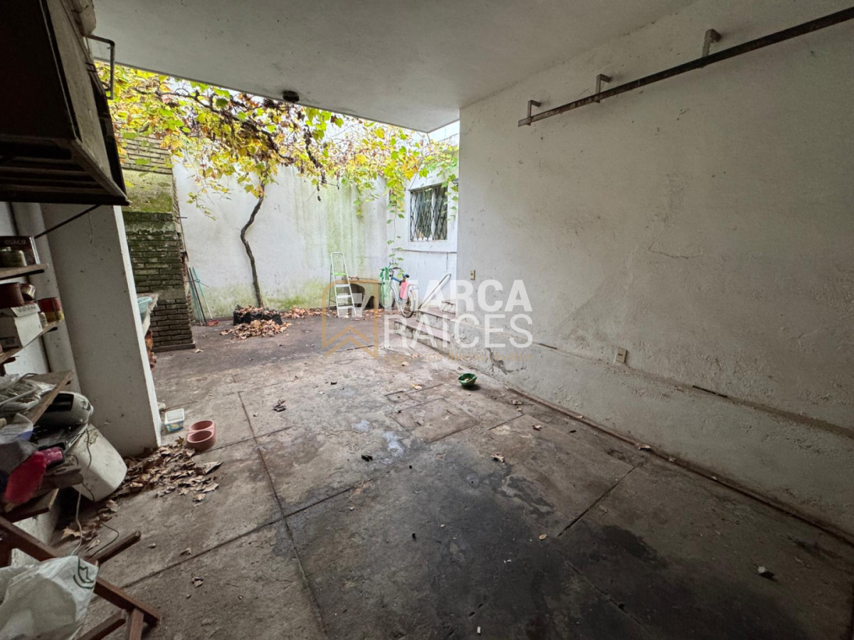 Casa ID.2027 - Venta Casa 3 Dormitorios 2 Baños Garage Patio Parrillero La Comercial Montevideo