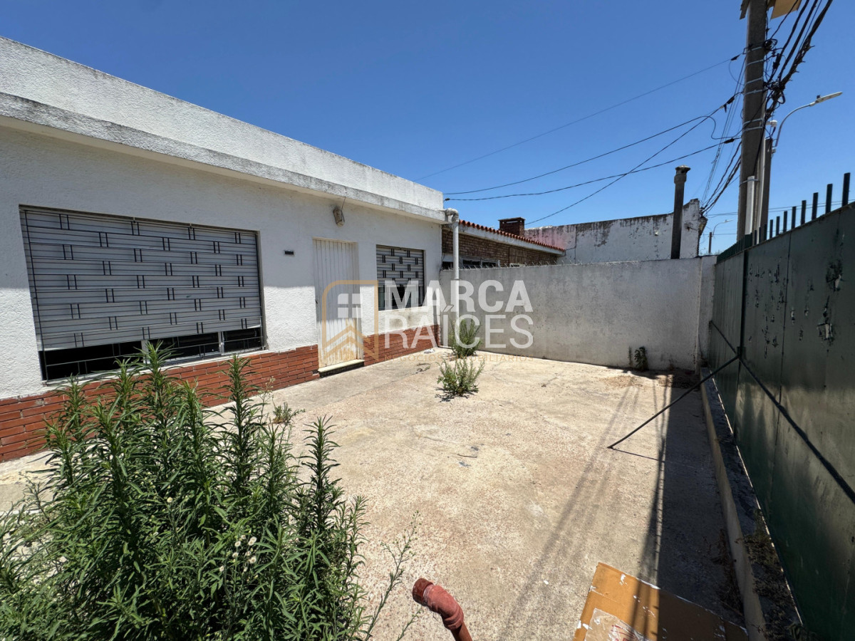 Casa ID.1776 - Alquiler Casa 3 Dormitorios Cocina Definida Living Amplio con Estufa a Leña Cochera Las Acacias Montevideo