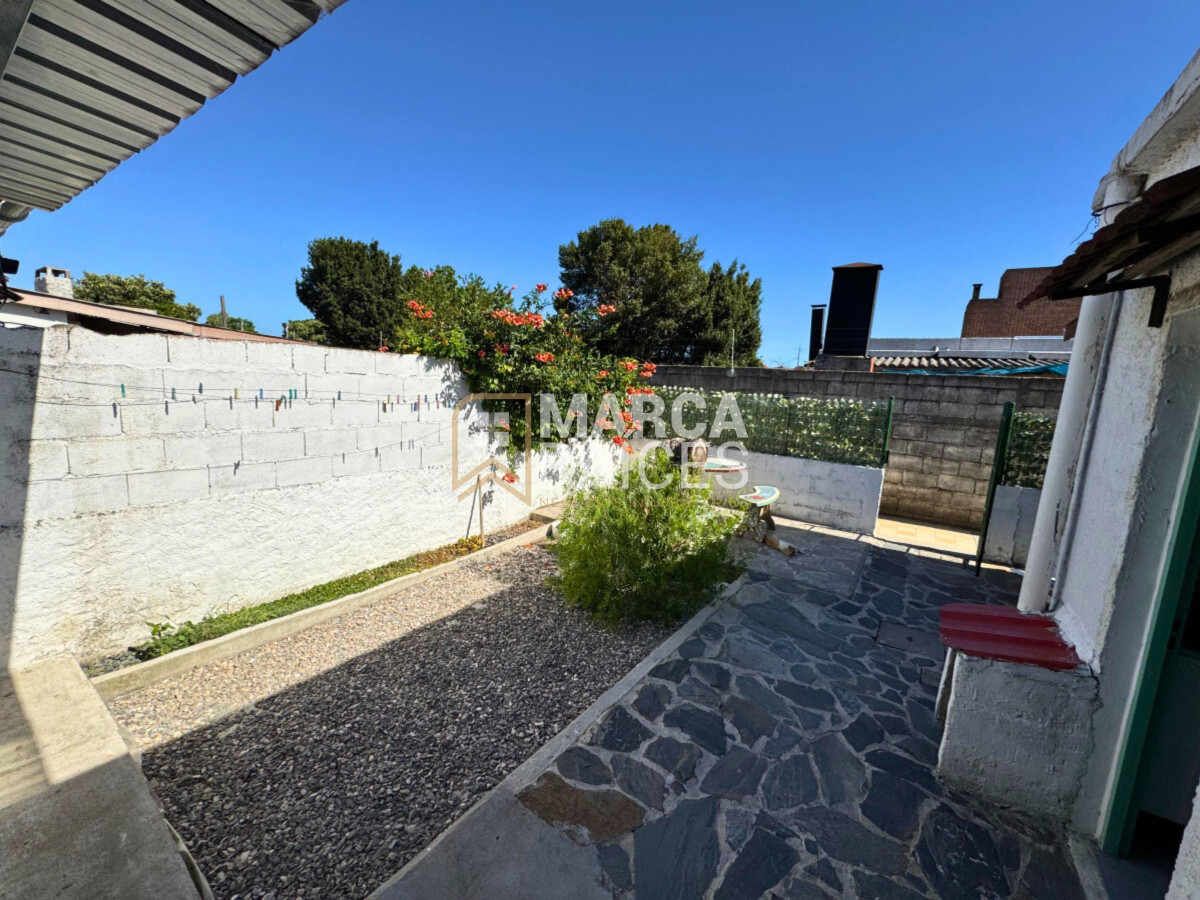 Casa ID.1620 - Venta Casa Solida Barbacoa Garage y 2 Apartamentos con Renta en Malvín Norte Montevideo