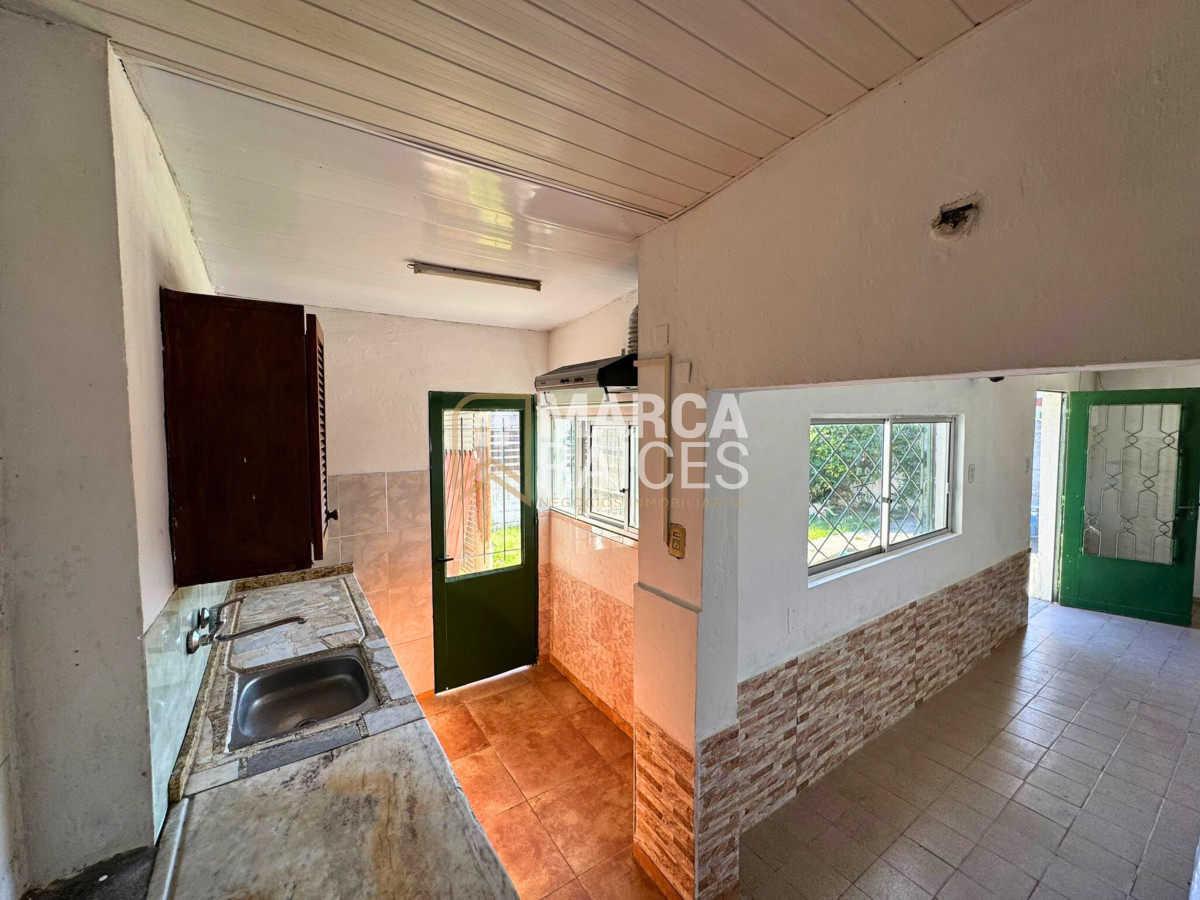 Casa ID.1620 - Venta Casa Solida Barbacoa Garage y 2 Apartamentos con Renta en Malvín Norte Montevideo