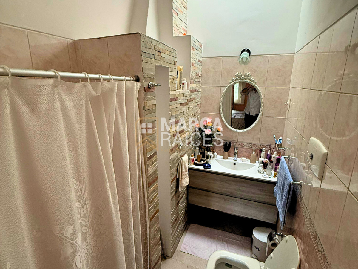 Casa ID.1620 - Venta Casa Solida Barbacoa Garage y 2 Apartamentos con Renta en Malvín Norte Montevideo